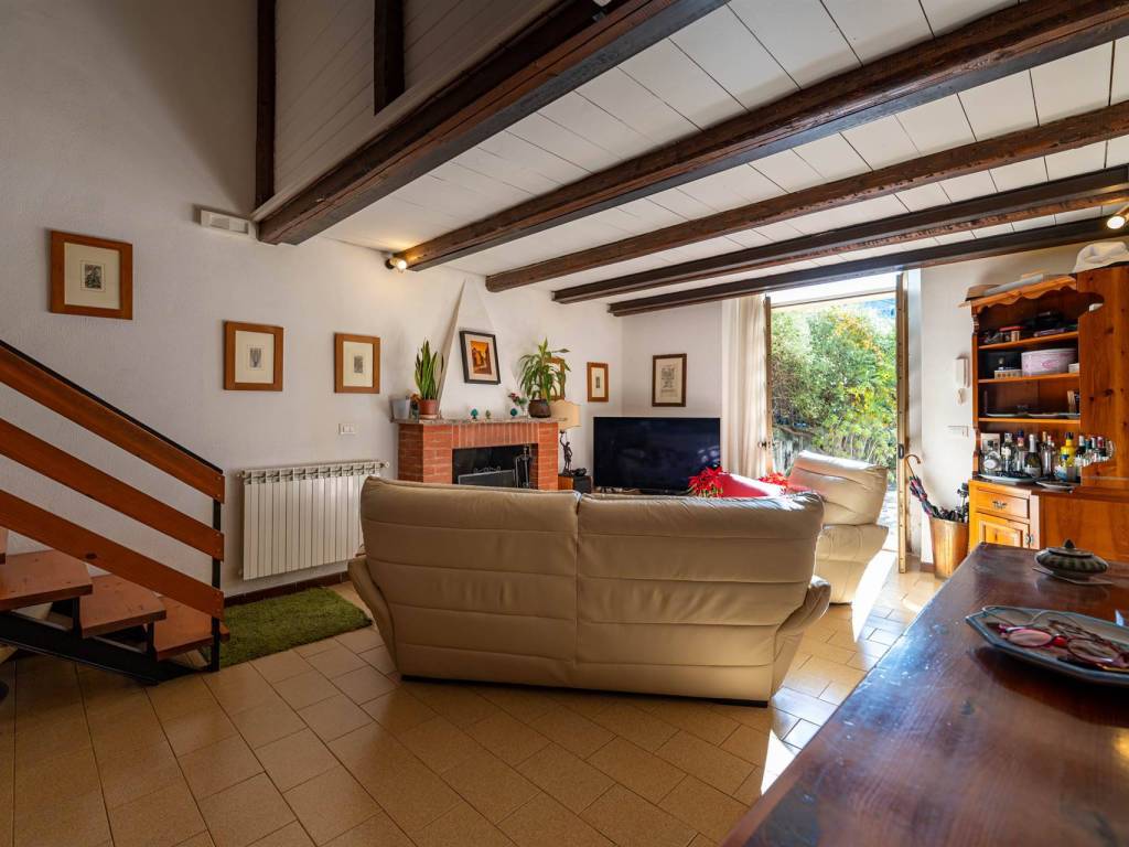 appartamento in vendita a Valverde(CT)