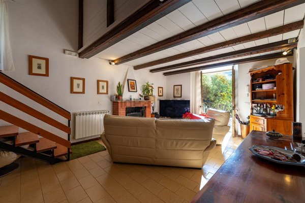 appartamento in vendita a Valverde(CT)