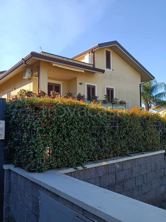 appartamento in vendita a Valverde(CT)