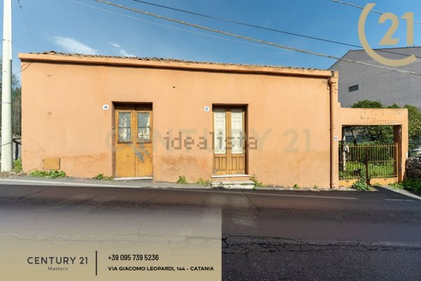 casa indipendente in vendita a Valverde(CT)