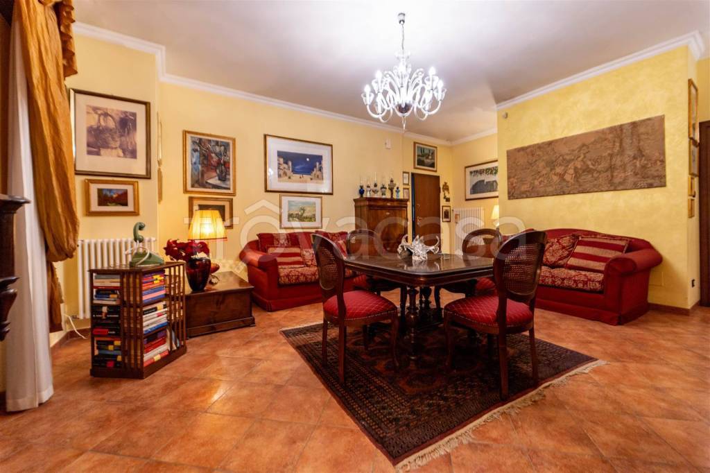 appartamento in vendita a Valverde(CT)