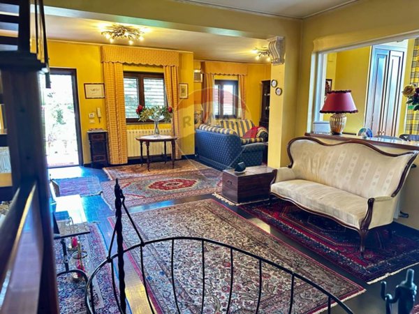 casa indipendente in vendita a Valverde(CT)