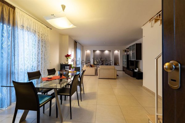 appartamento in vendita a Valverde(CT)