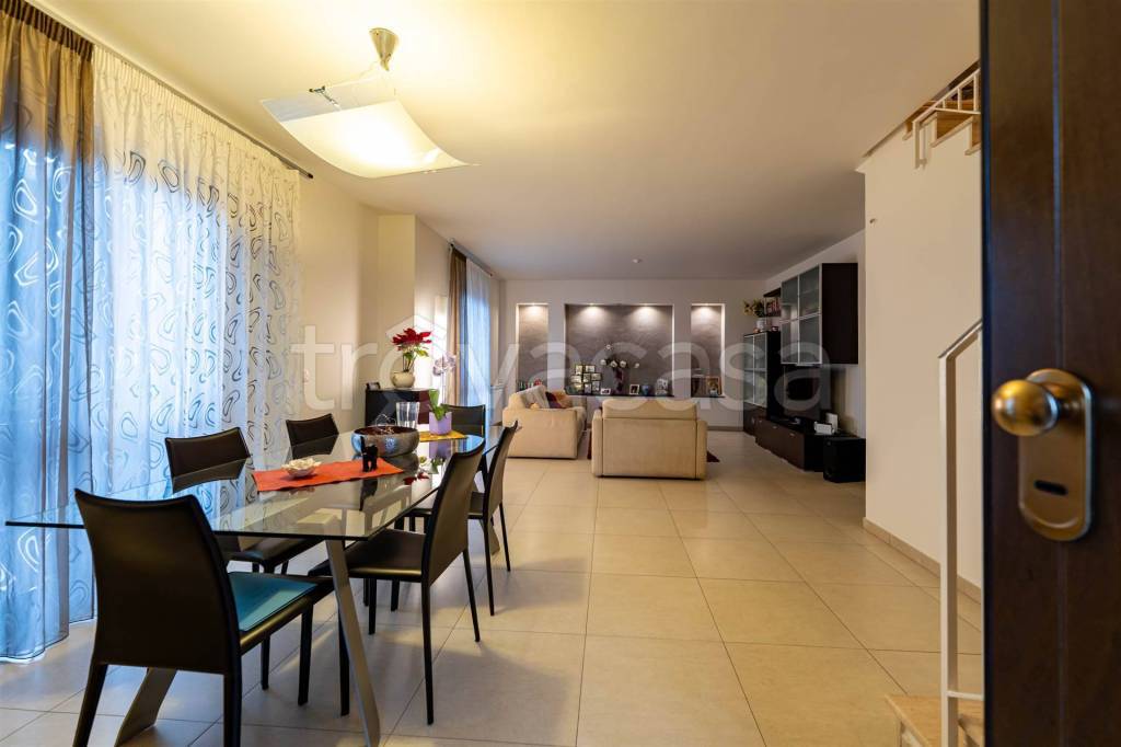 appartamento in vendita a Valverde(CT)