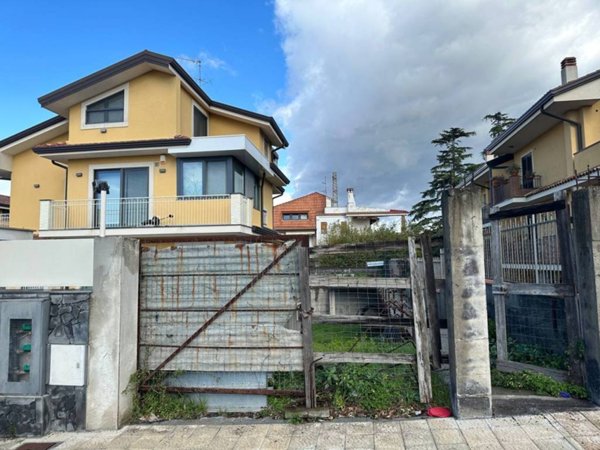 casa indipendente in vendita a Valverde(CT)