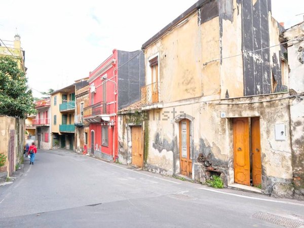 casa indipendente in vendita a Valverde(CT)