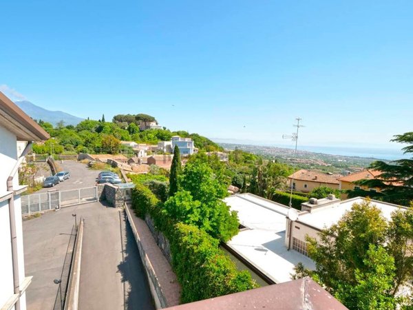 appartamento in vendita a Valverde(CT)