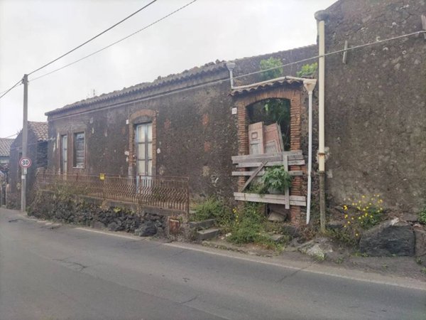 casa indipendente in vendita a Valverde(CT)