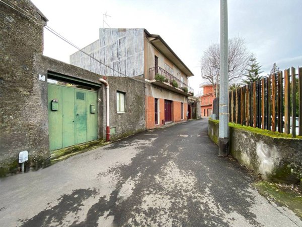 casa indipendente in vendita a Valverde(CT)