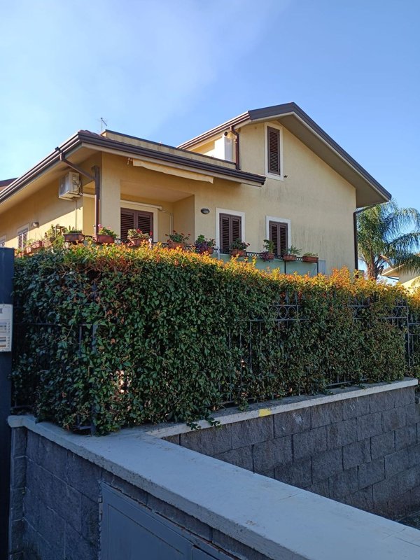 appartamento in vendita a Valverde(CT)