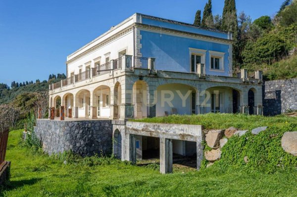 casa indipendente in vendita a Valverde(CT)