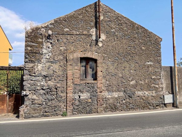 casa indipendente in vendita a Valverde(CT)