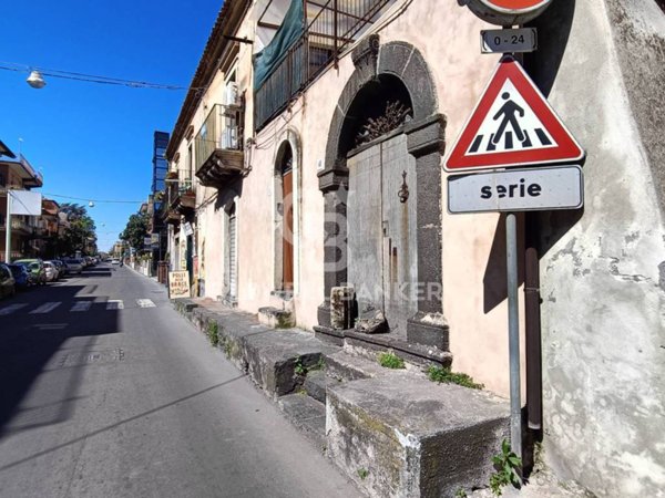 casa indipendente in vendita a Valverde(CT)