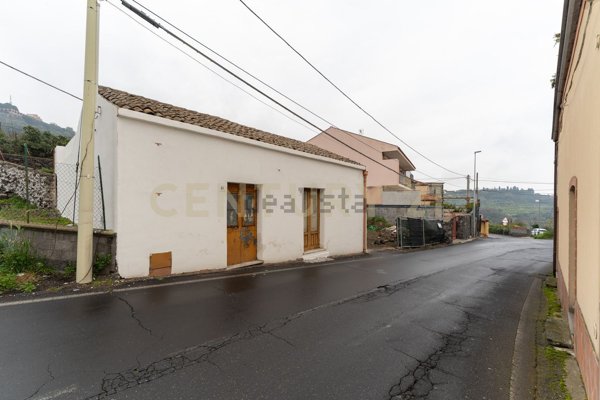 casa indipendente in vendita a Valverde(CT)