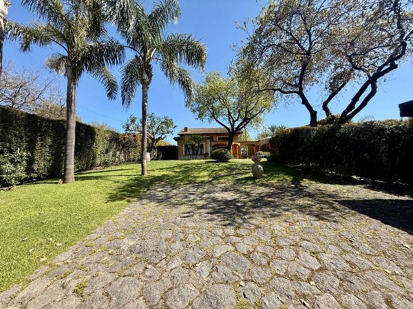 appartamento in vendita a Valverde(CT)