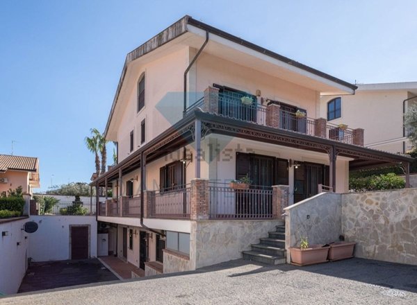 casa indipendente in vendita a Valverde(CT)