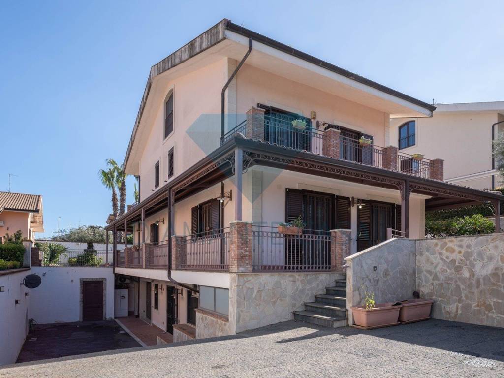 casa indipendente in vendita a Valverde(CT)