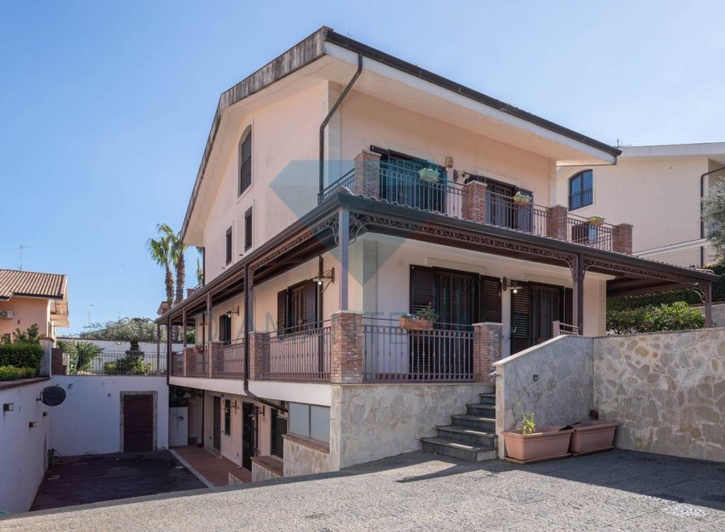 casa indipendente in vendita a Valverde(CT)