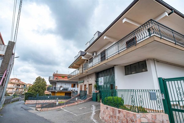 appartamento in vendita a Valverde(CT)