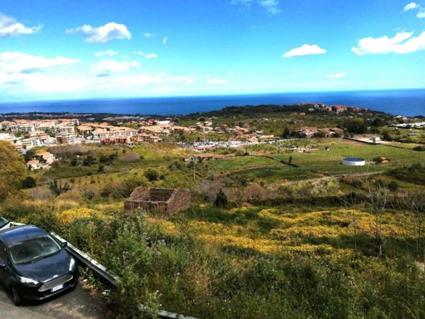casa indipendente in vendita a Valverde(CT)