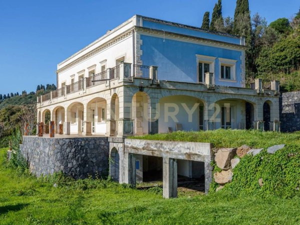 casa indipendente in vendita a Valverde(CT)