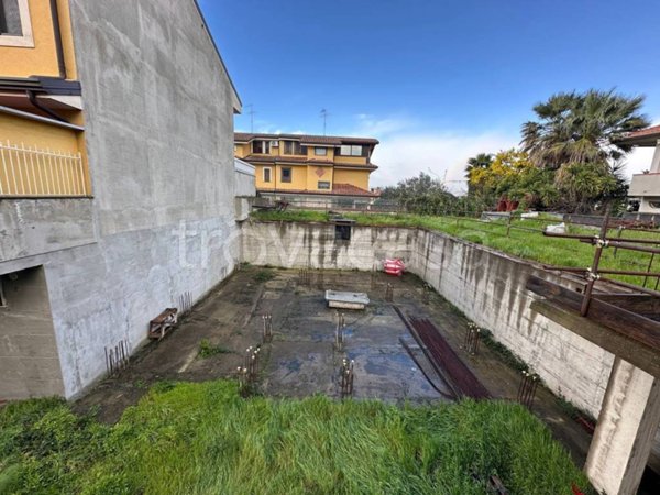 casa indipendente in vendita a Valverde(CT)
