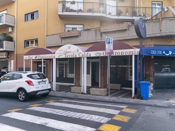 negozio in vendita a Valverde(CT)