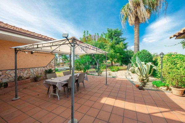 casa indipendente in vendita a Valverde(CT)