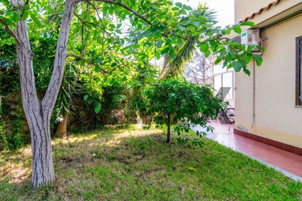 casa indipendente in vendita a Valverde(CT)
