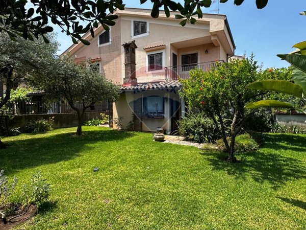 casa indipendente in vendita a Valverde(CT)