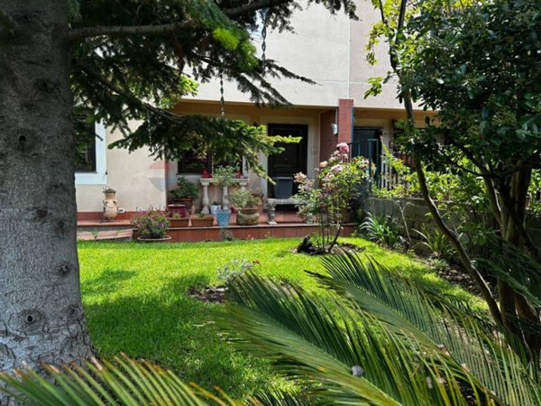 casa indipendente in vendita a Valverde(CT)