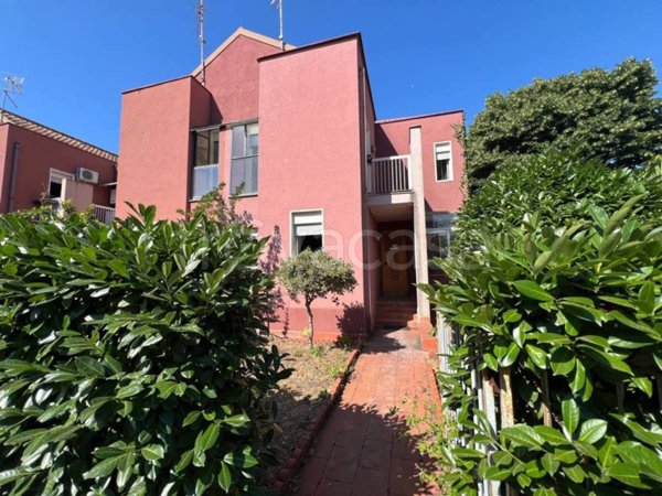 casa indipendente in vendita a Valverde(CT)