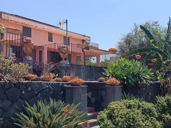 casa indipendente in vendita a Valverde(CT)