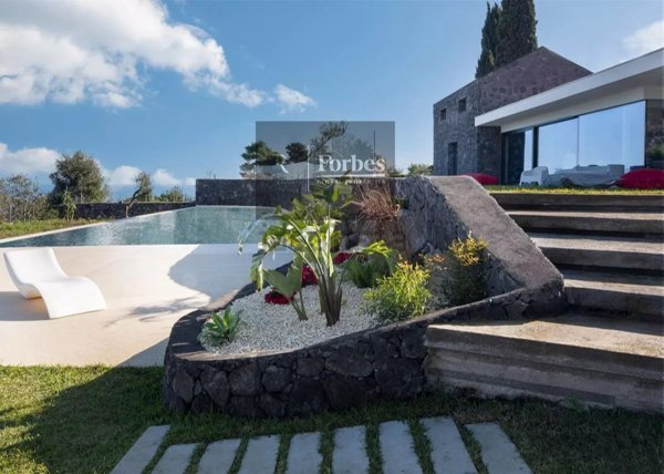 casa indipendente in vendita a Valverde(CT)