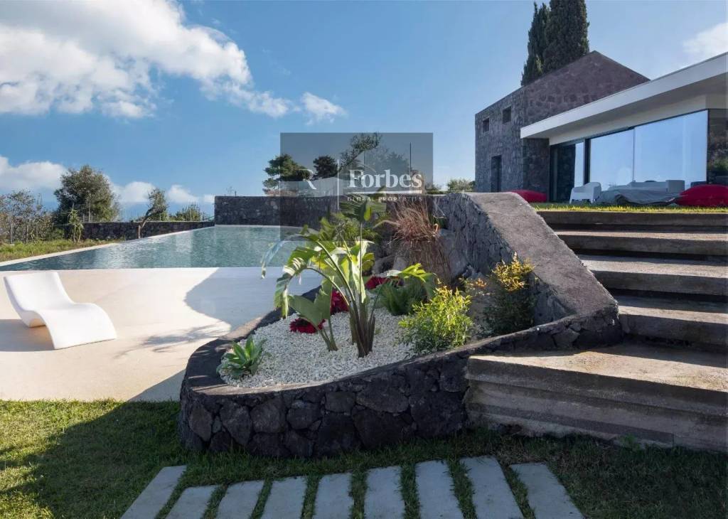 casa indipendente in vendita a Valverde(CT)