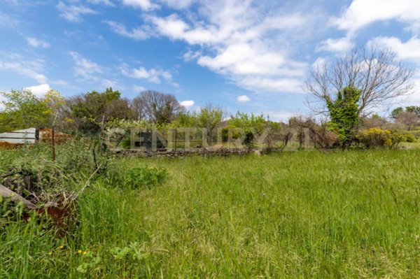 terreno in vendita a Valverde(CT)