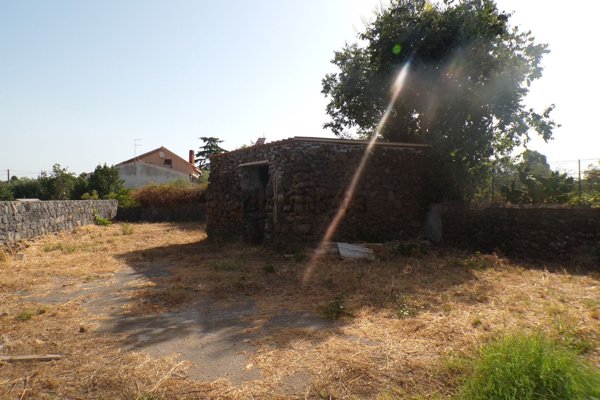 terreno in vendita a Valverde(CT)