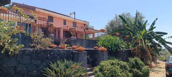 casa indipendente in vendita a Valverde(CT)