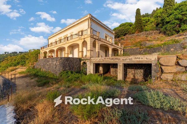 casa indipendente in vendita a Valverde(CT)