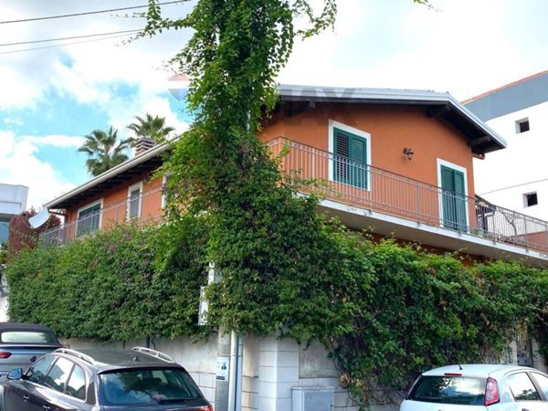 casa indipendente in vendita a Valverde(CT)