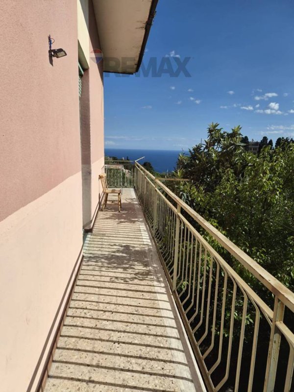 casa indipendente in vendita a Valverde(CT)