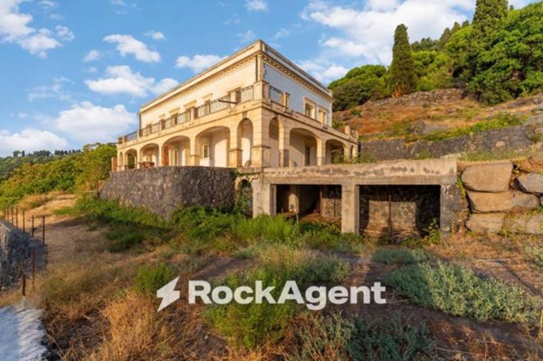 casa indipendente in vendita a Valverde(CT)