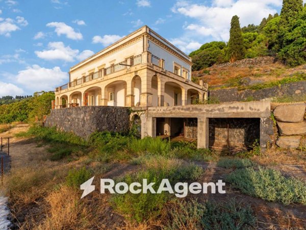 casa indipendente in vendita a Valverde(CT)