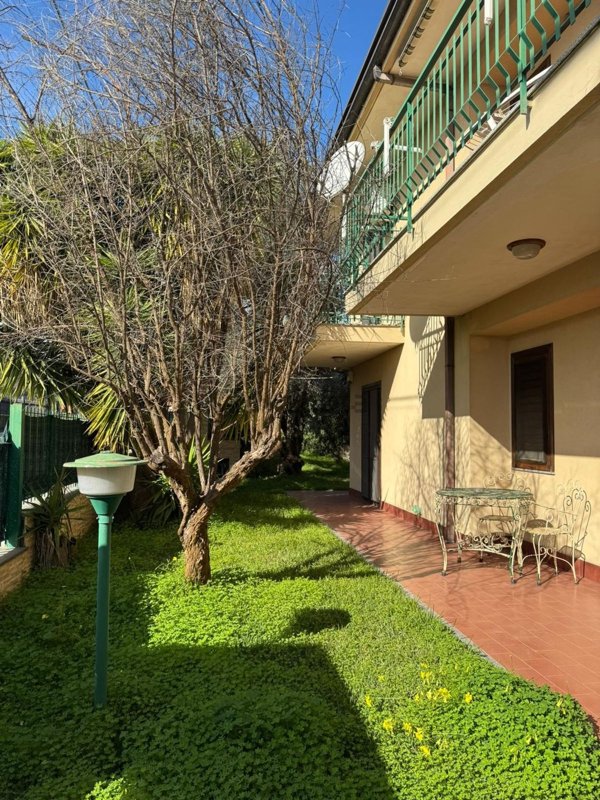 casa indipendente in vendita a Valverde(CT)