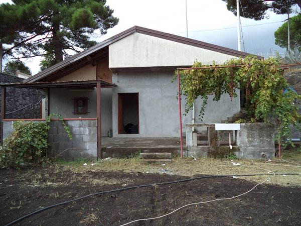 locale commerciale in vendita a Viagrande