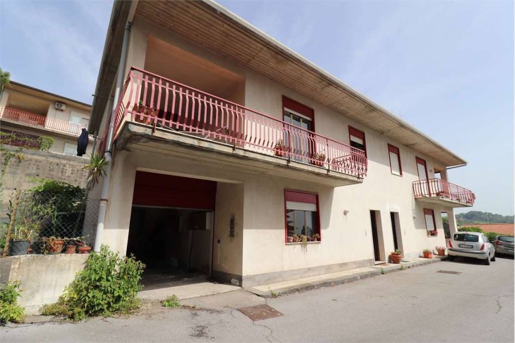 casa indipendente in vendita a Zafferana Etnea in zona Petrulli