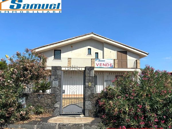 casa indipendente in vendita a Zafferana Etnea in zona Fleri