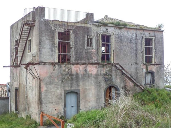 casa indipendente in vendita a Zafferana Etnea in zona Petrulli