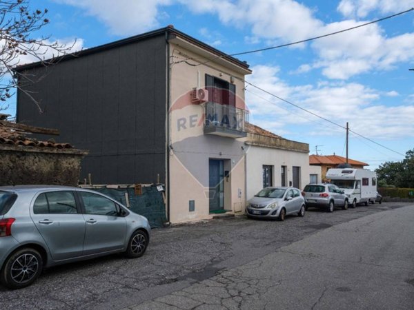 casa indipendente in vendita a Zafferana Etnea in zona Fleri
