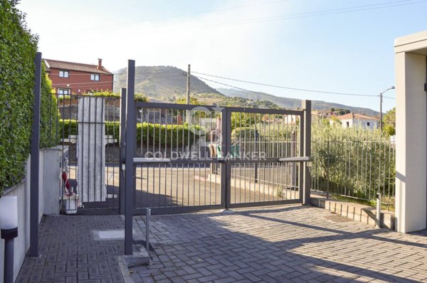 casa indipendente in vendita a Zafferana Etnea in zona Fleri